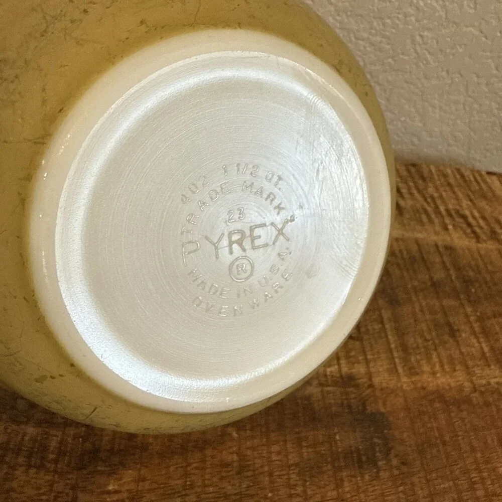 Vintage PYREX Yellow 402 1 1/2 QT Nesting Mixing Bowl Made in USA Yellow